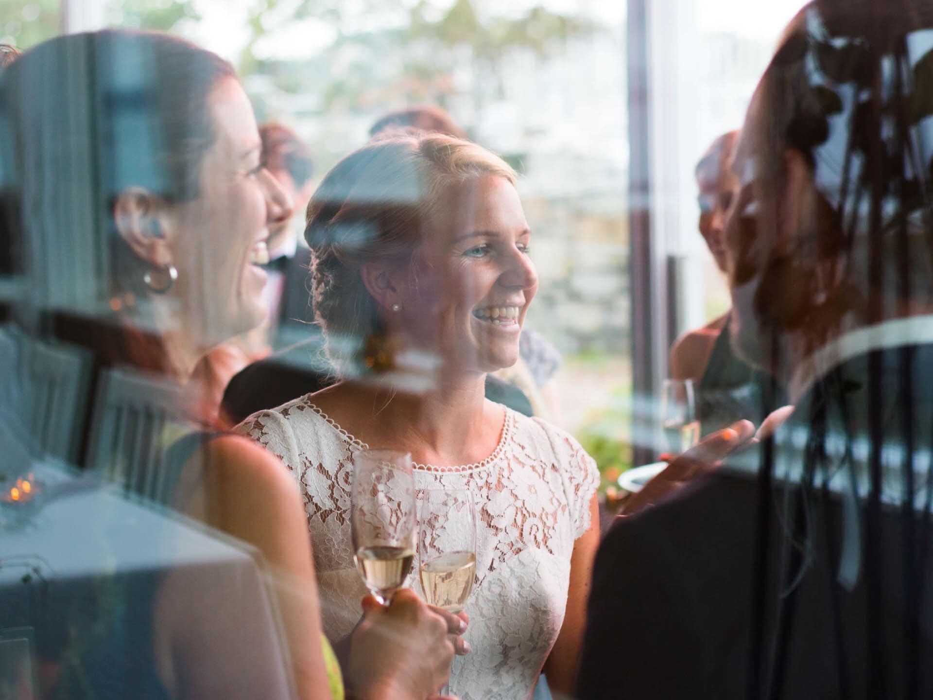 Gæst til fest med mikrofon